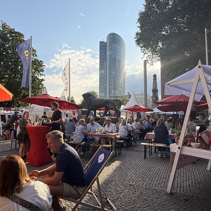 Piazza Italia Gourmet Festival D&uuml;sseldorf 2026 &ndash; Piazza Italia auf der Königsallee im Sonnenlicht