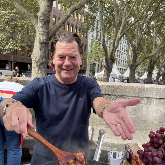 Piazza Italia Gourmet Festival D&uuml;sseldorf 2026 &ndash; Uva Pazza wird in der Pfanne zubereitet