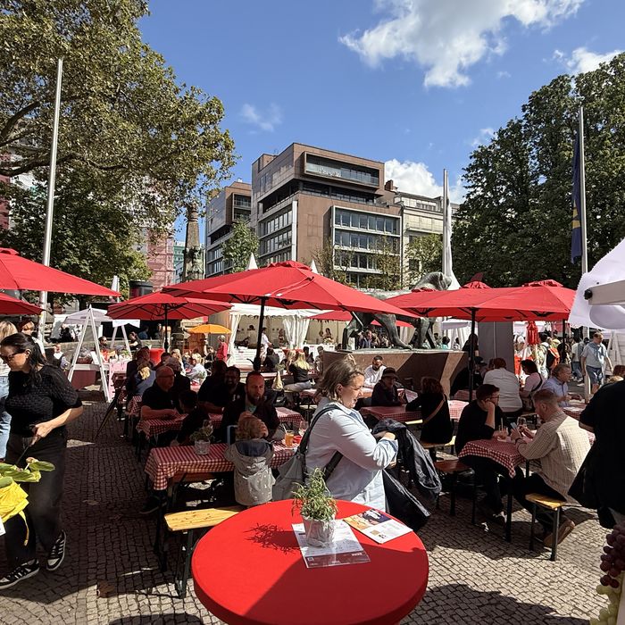 Piazza Italia Gourmet Festival D&uuml;sseldorf 2026 &ndash; Volle Bänke auf der Piazza