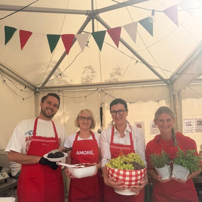 Piazza Italia Gourmet Festival D&uuml;sseldorf 2026 &ndash; Das Team mit Trauben und Kräutern