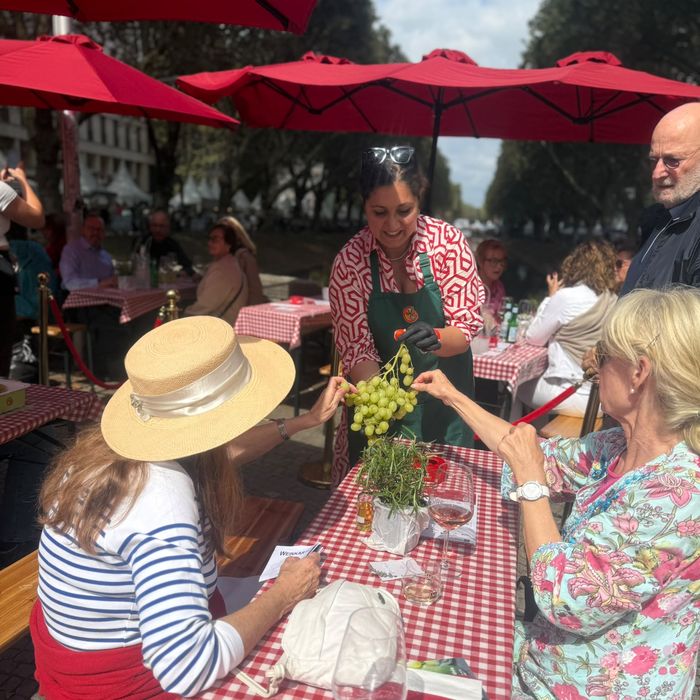 Piazza Italia Gourmet Festival D&uuml;sseldorf 2026 &ndash; Gäste an der langen Tafel