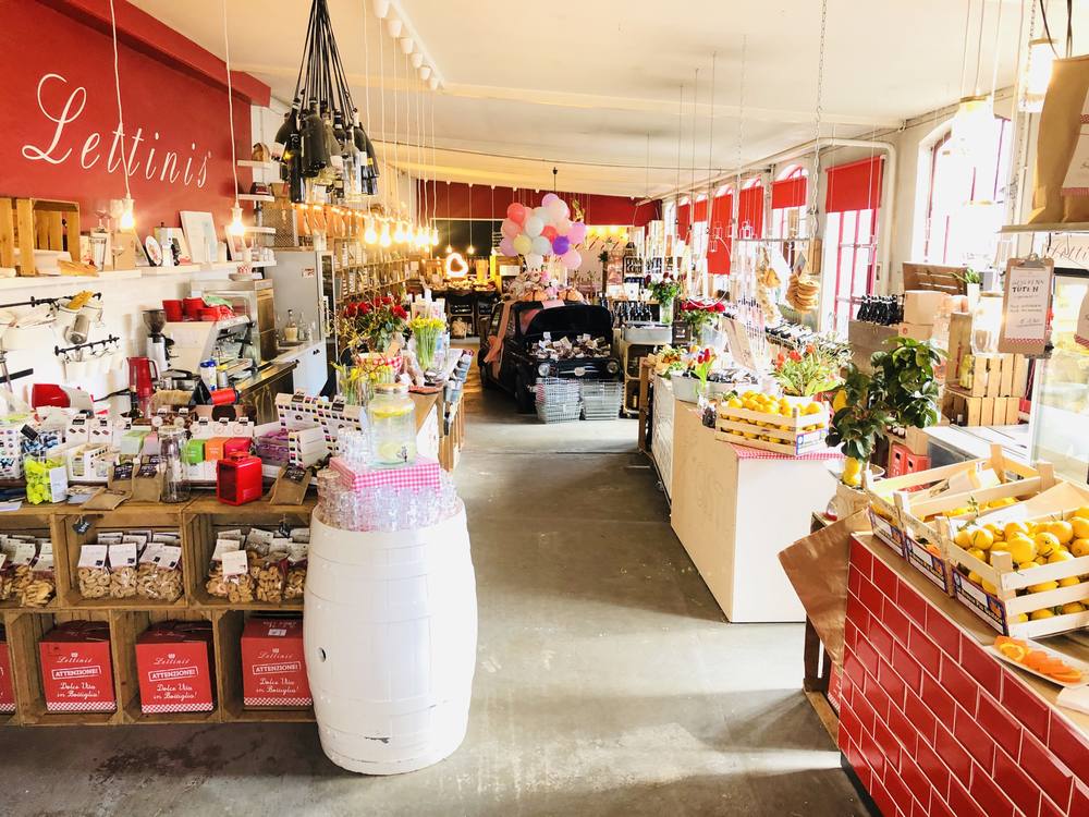 Auslage mit Produkten und Blumen im Lettinis-Laden