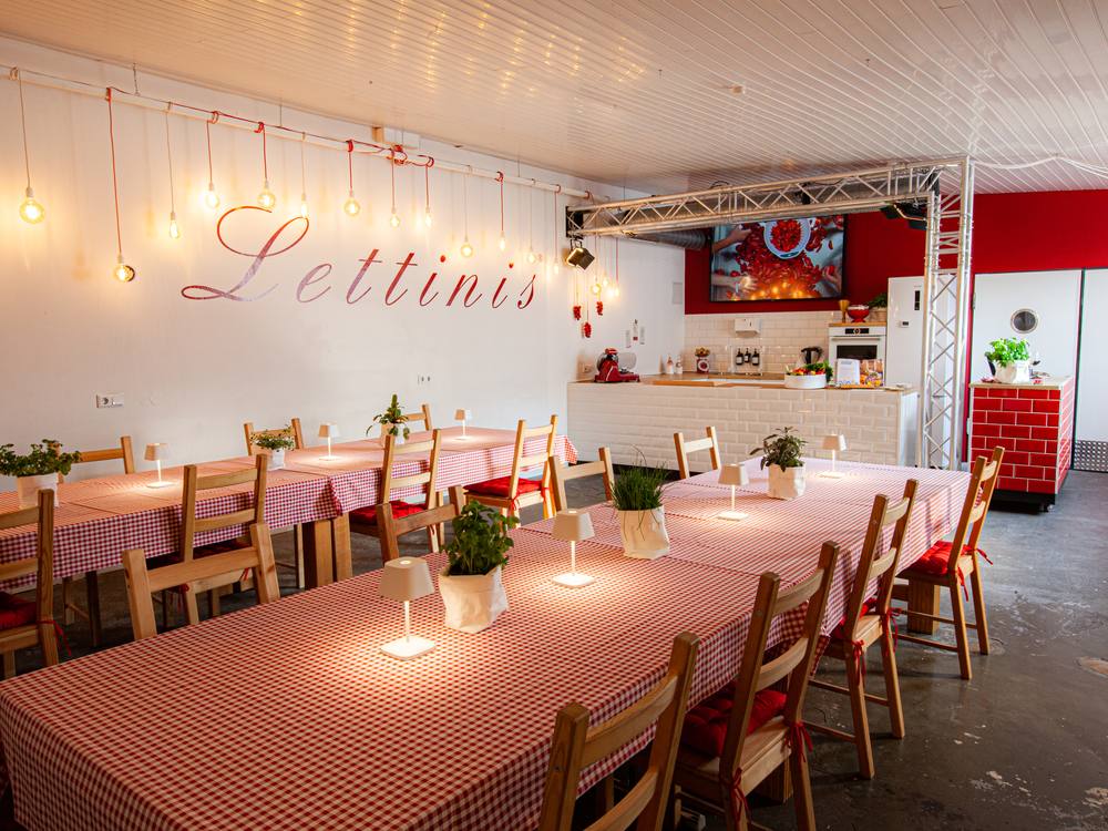 Lange gedeckte Tafel im Lettinis-Küchenloft