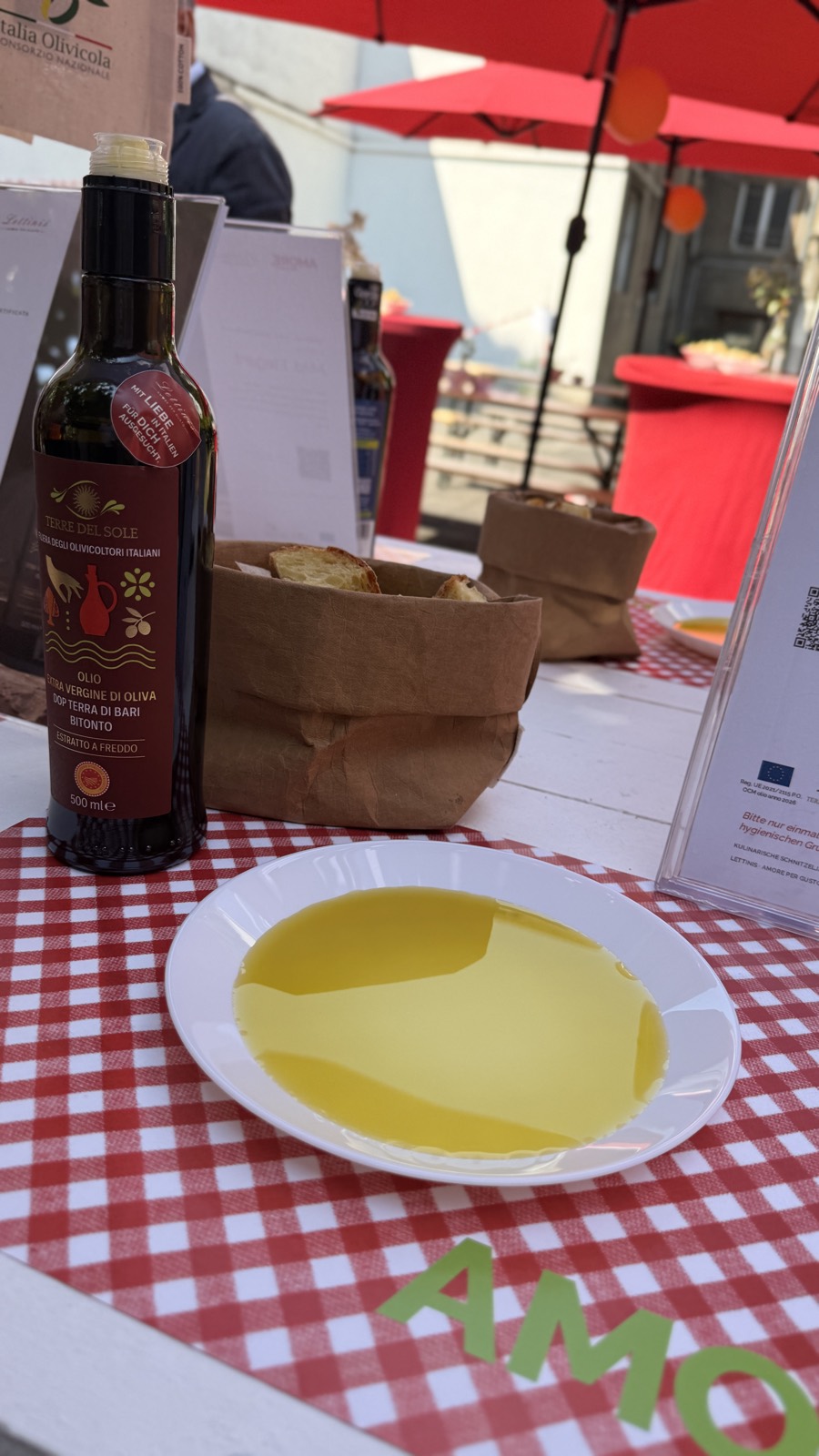 Olivenöl-Verkostung am Stand – Terre di Bari mit frischem Brot