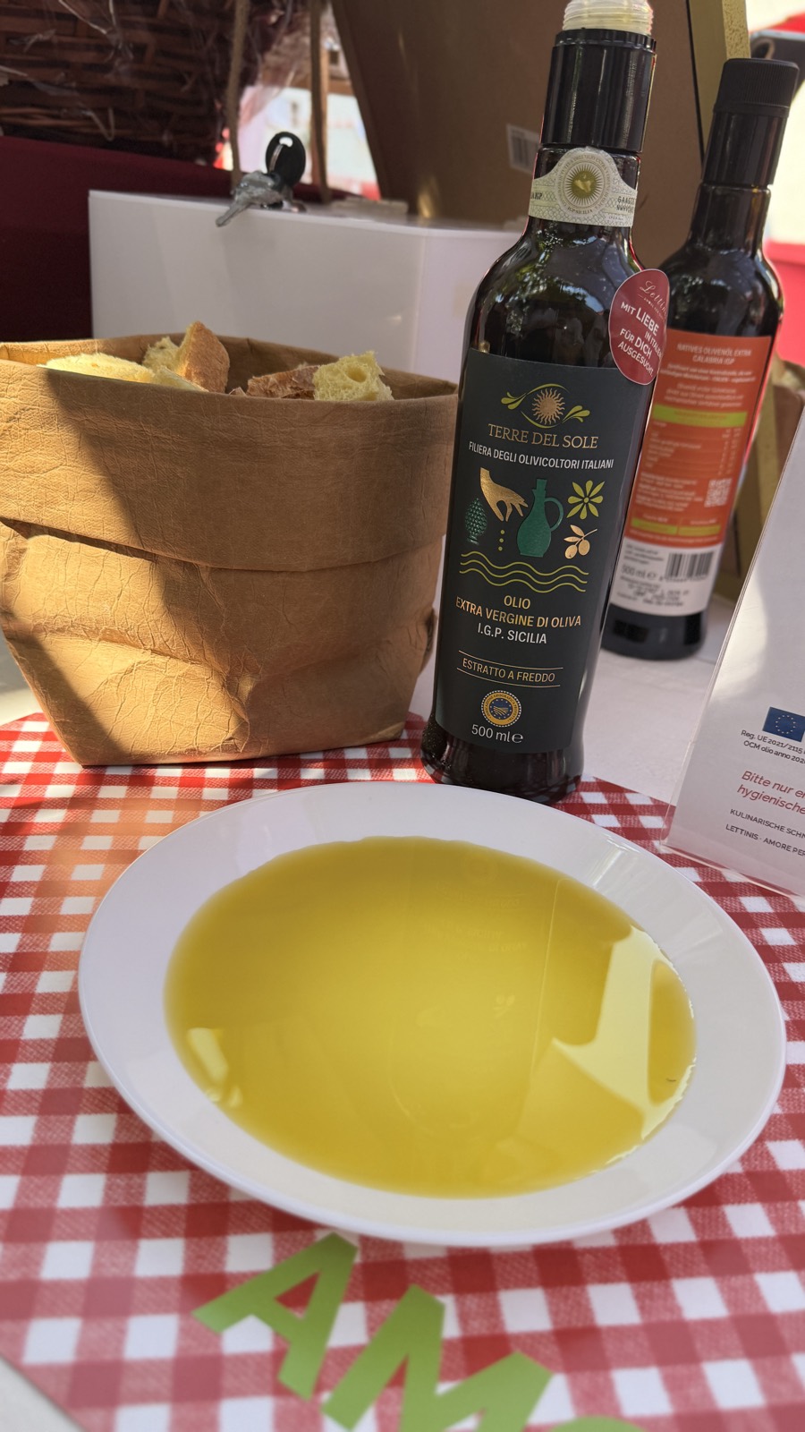 Verkostungsteller mit nativem Olivenöl extra, Sizilien