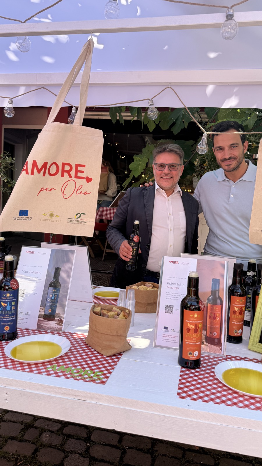 Gäste am Olivenöl-Stand der Piazza Italia