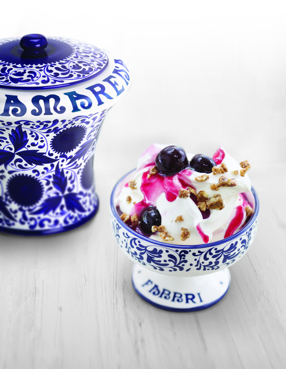 Amarena Fabbri – Krug und Coppa mit Gelato und Kirschen