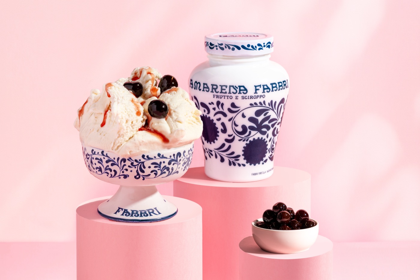 Amarena Fabbri – Stillleben mit Krug und Eisbecher