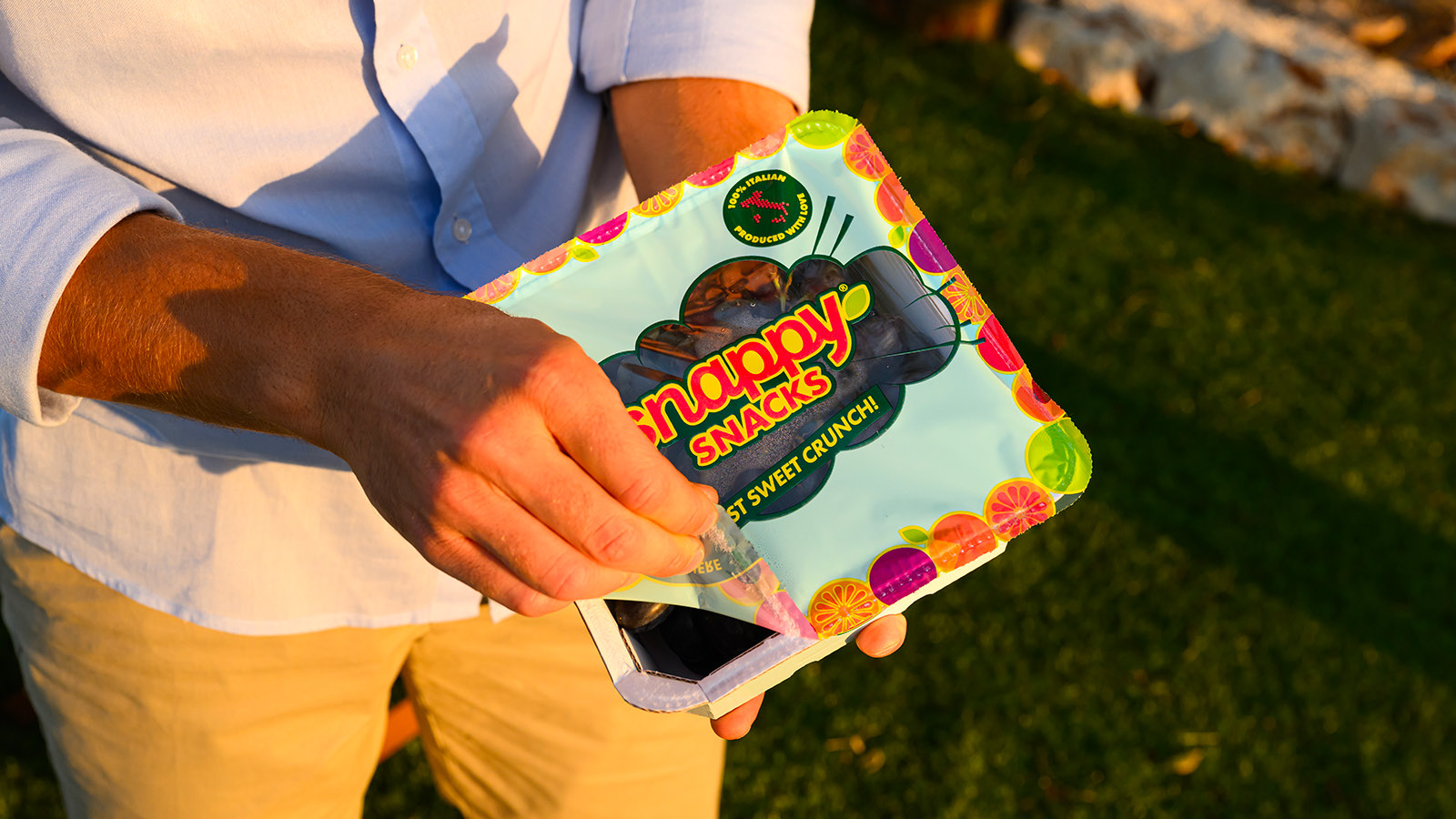 Geöffnete Snappy-Snacks-Schale in der Hand – Trauben für unterwegs