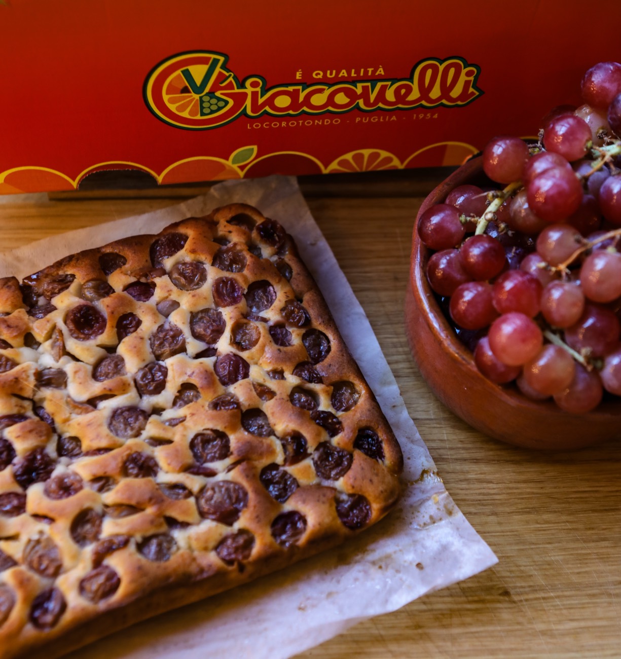 Torta d'uva mit Giacovelli-Kiste und Trauben
