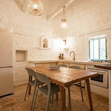 Helle Küche in den Trulli Petralux bei Ostuni