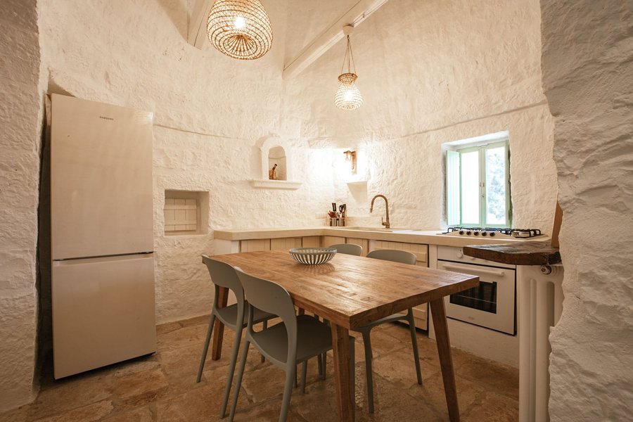 Küche mit Holztisch im Trullo PetraLux