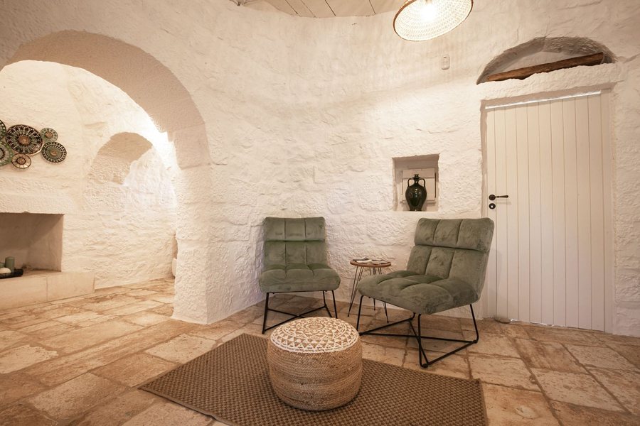 Wohnraum im Trullo PetraLux mit Gewölbe und Naturstein