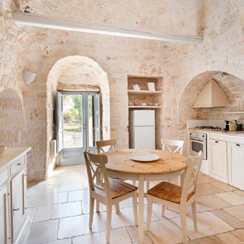 Wohnbereich in Stefano's Trulli mit Naturstein
