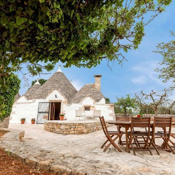 Gedeckter Tisch vor Stefano's Trulli in Locorotondo