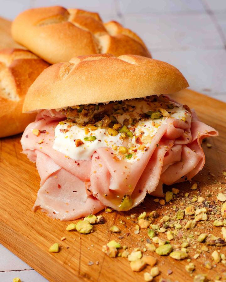 Mortadella-Panino im Anschnitt – Mortadella in weichen Wellen mit Stracciatella
