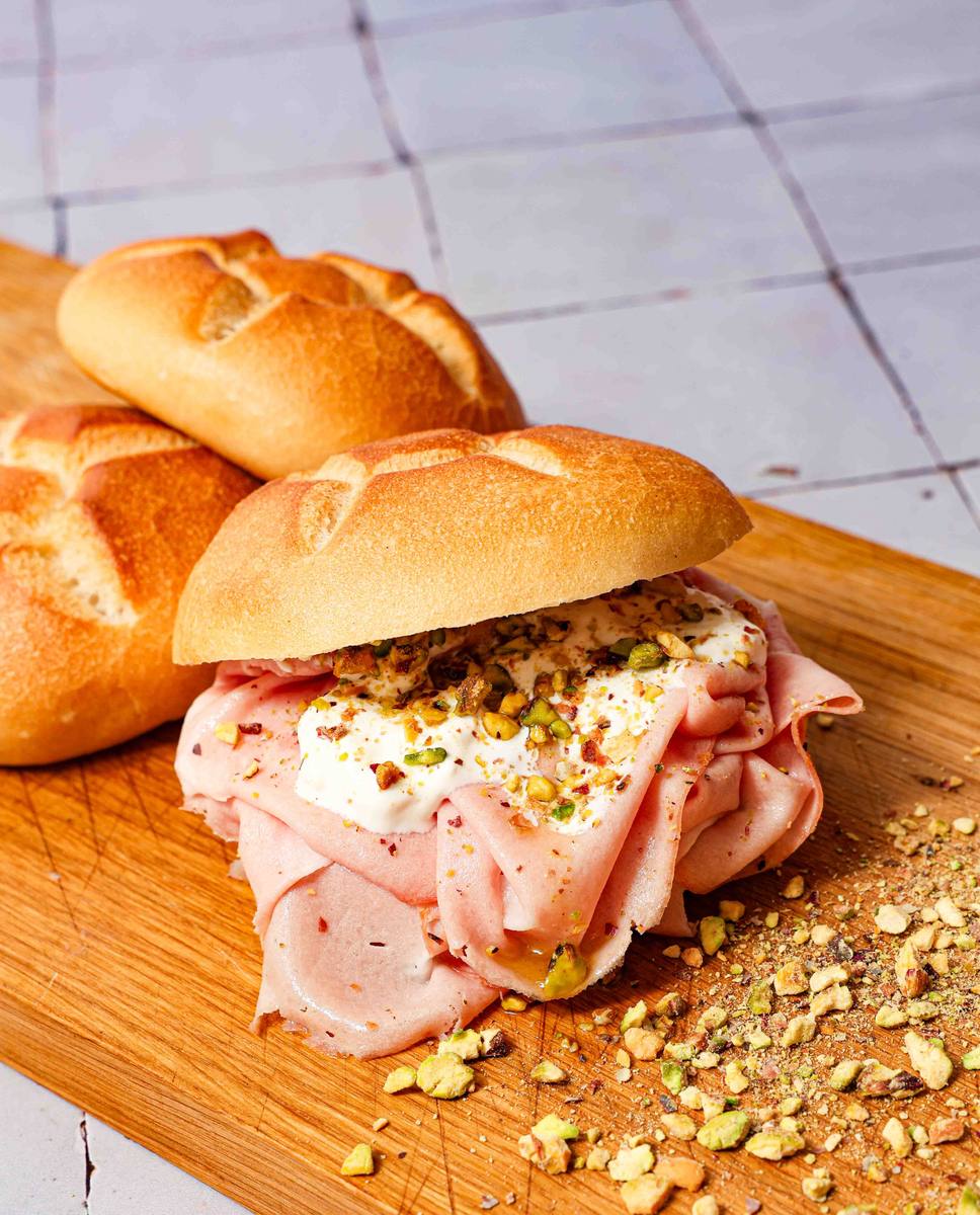 Mortadella-Panino mit Pistazienpesto, Stracciatella und gerösteten Pistazien