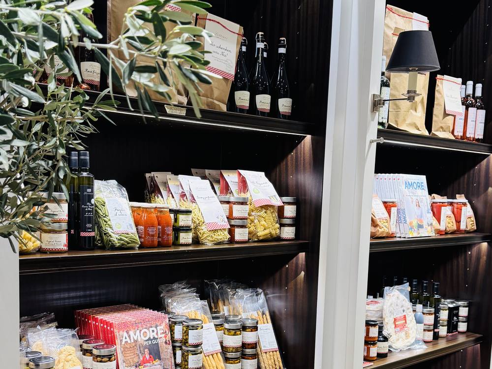 Auslage mit Amore per Gusto Produkten