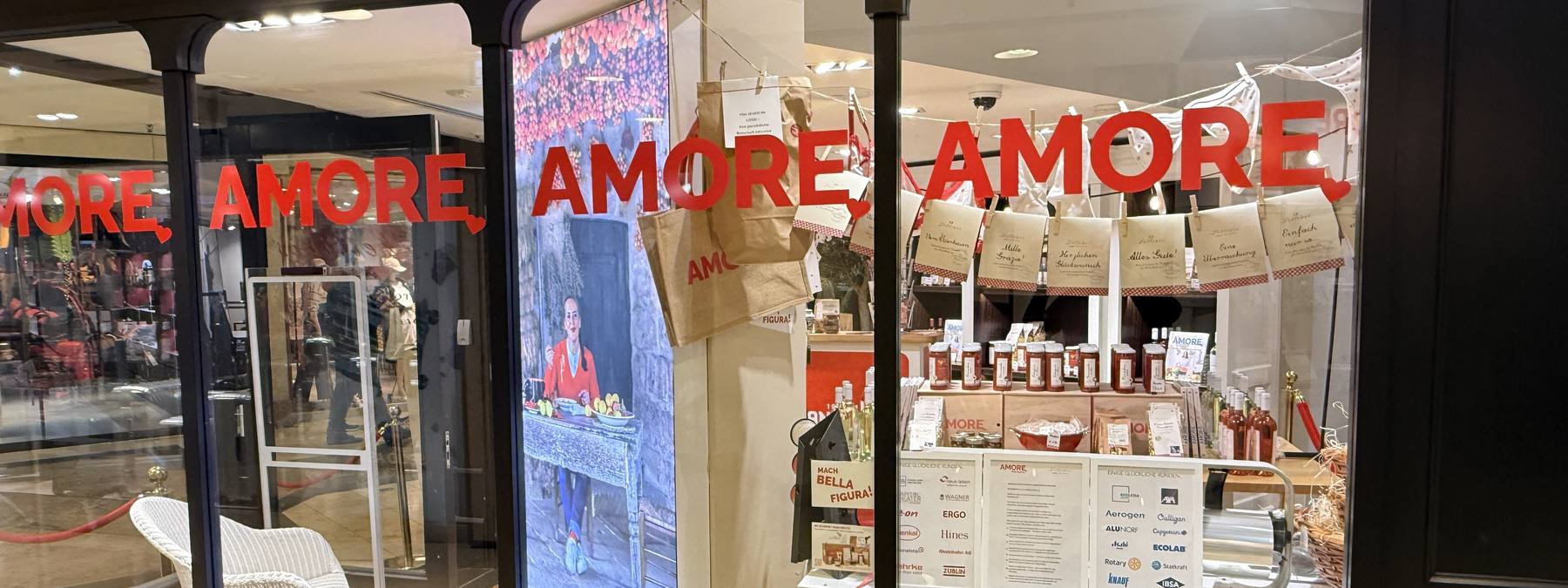 Das Lettinis-Pop-up in der Kö-Galerie mit AMORE-Schriftzug im Schaufenster