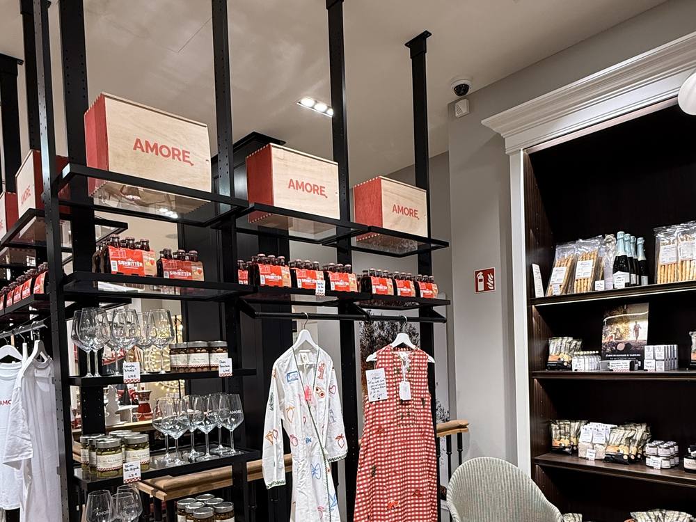 Regal mit italienischen Spezialitäten und Amore-Taschen
