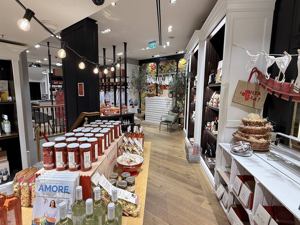 Lange Auslage mit Produkten im Pop-up